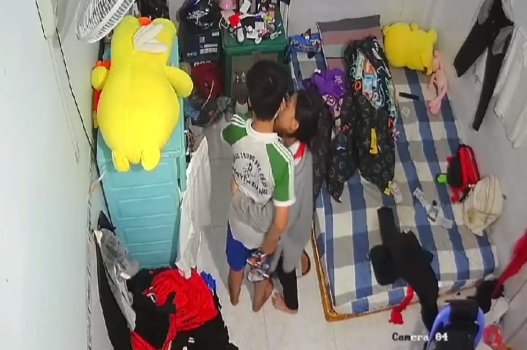 Em học sinh dính bắt bạn trai bằng cái bướm nghịch ngợm