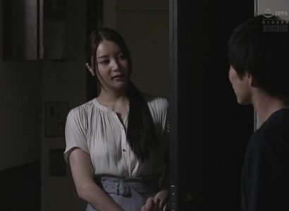 Chị gái xinh đẹp tự sướng lúc nào cũng như rên la, cậu hàng xóm sang gõ cửa lại được chịch