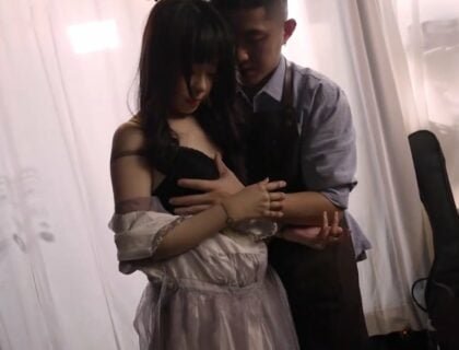 Nghệ sĩ 18+ thỏa mãn với con rối tự làm vào nửa đêm