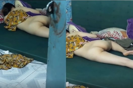 Mò lồn em hàng xóm không khóa cửa